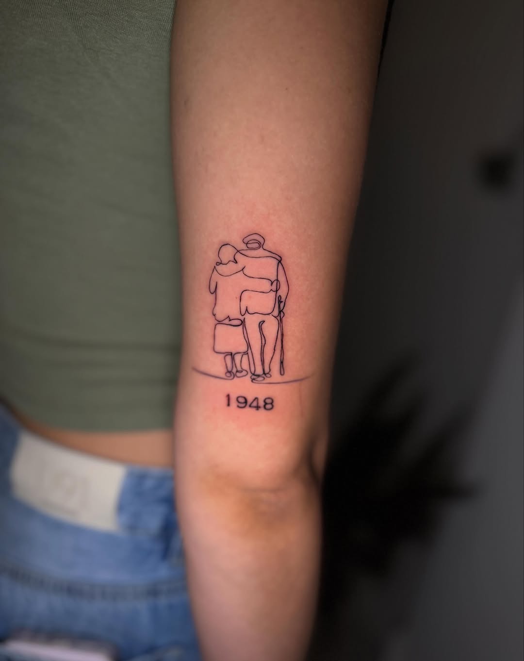 Tatuaje línea continua de pareja de abuelos con fecha 1948